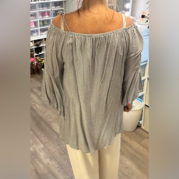 Off the shoulder top - Picture 2 of 3